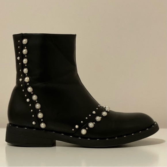 Faux leather boots with pearls - Picture 2 of 10